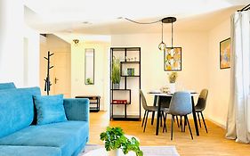 E&K Living - Design Apartments - Netflix - Audi - In Village - Free Parking